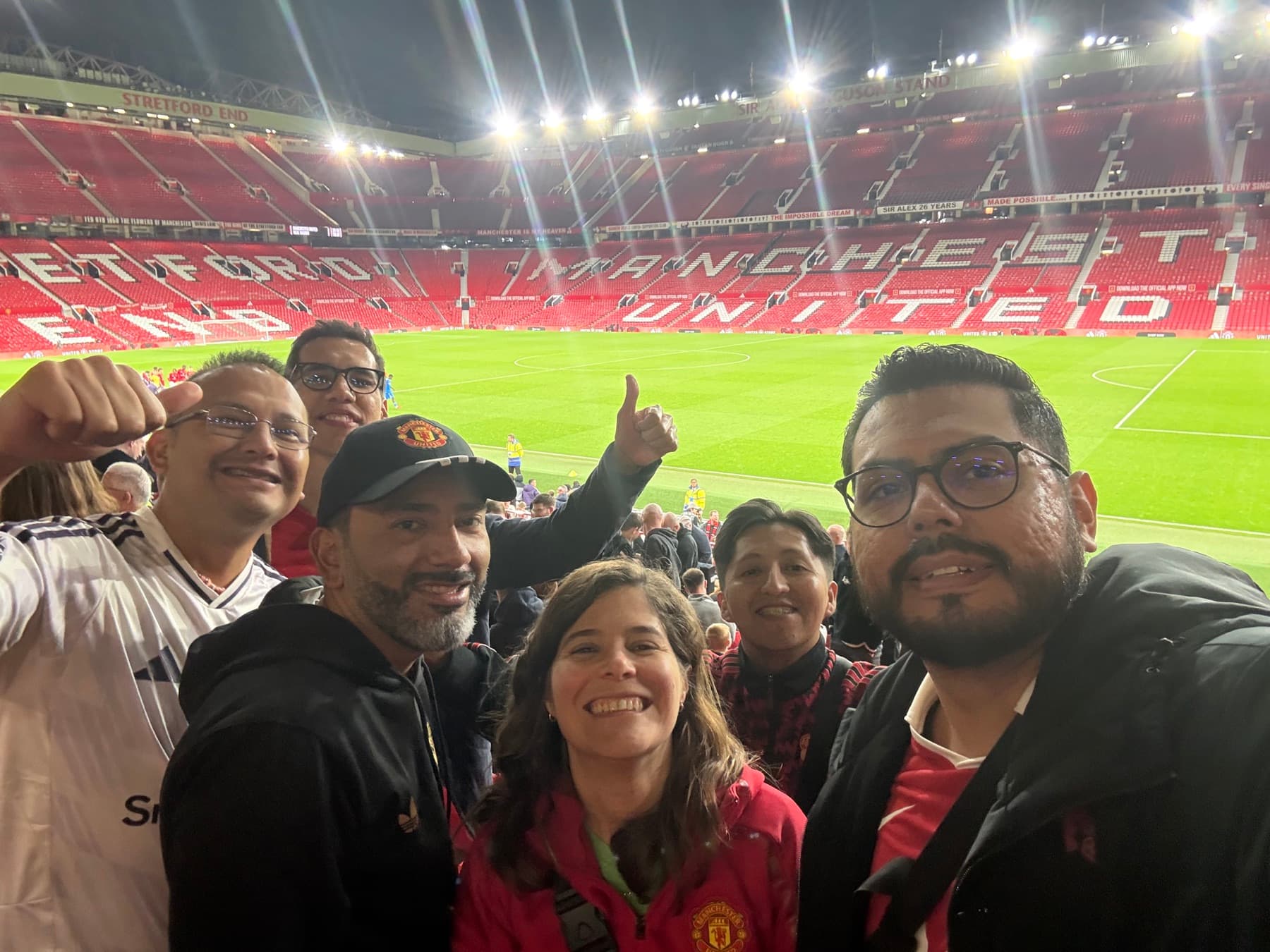 Grupo de Manchester A Mi Manera durante un partido en Old Trafford
