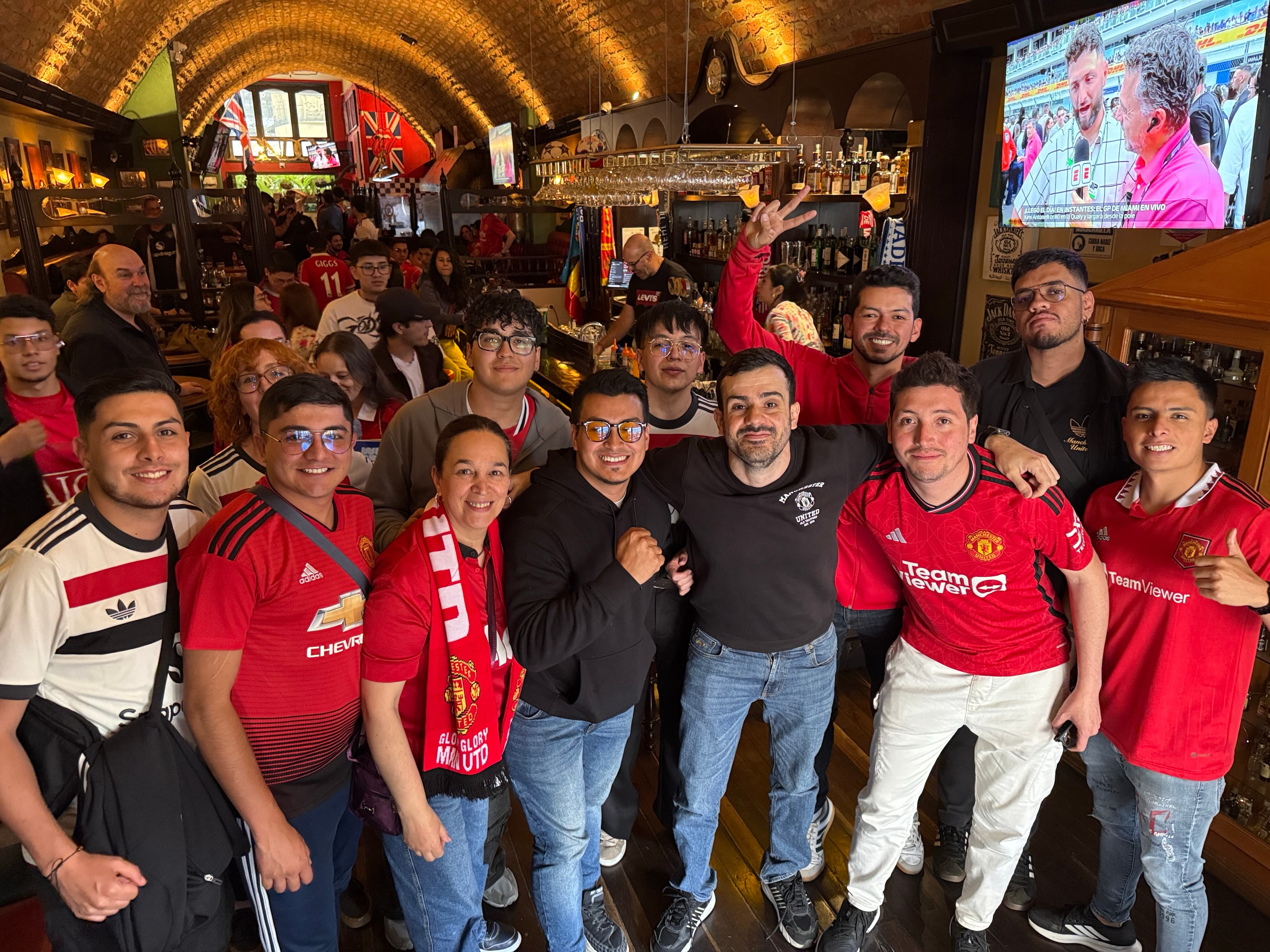 Aficionados de la comunidad compartiendo la experiencia en Old Trafford, abril de 2026